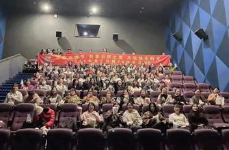 春光與你們都是這世界最好的風(fēng)景，節(jié)日快樂(lè)！